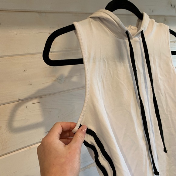 4/$30 Bluenotes | White Hooded Cutoff Top - Picture 3 of 7